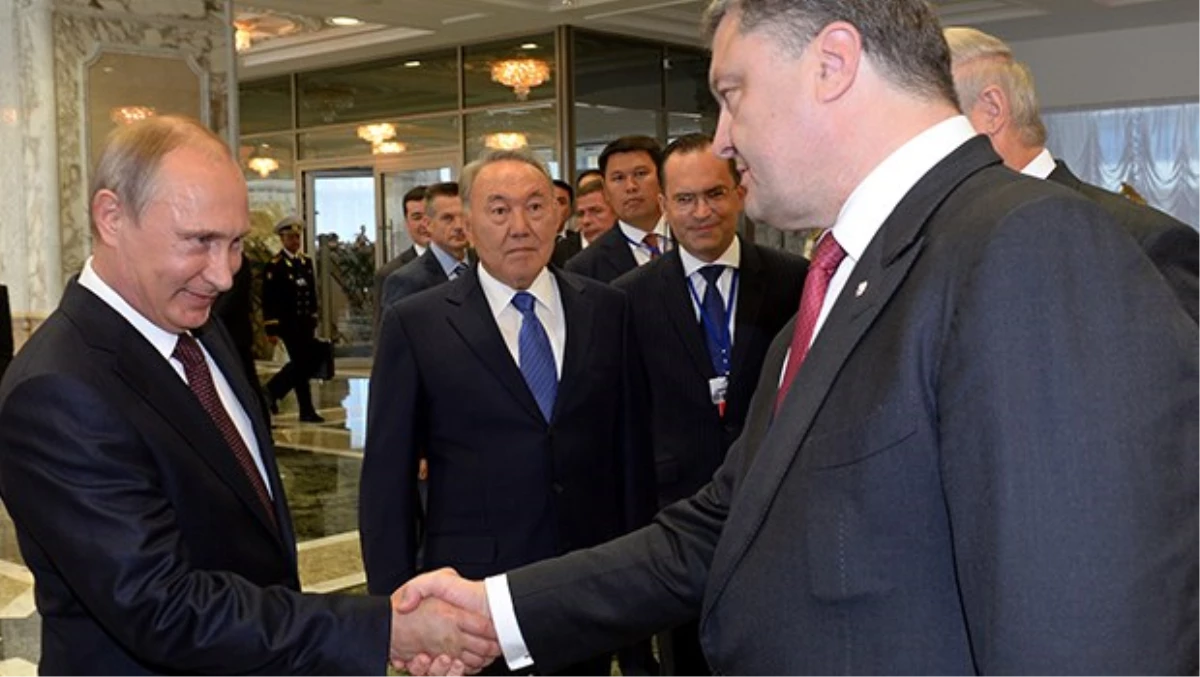 Putin ile Poroşenko Minsk\'te İlk Kez Tokalaştı
