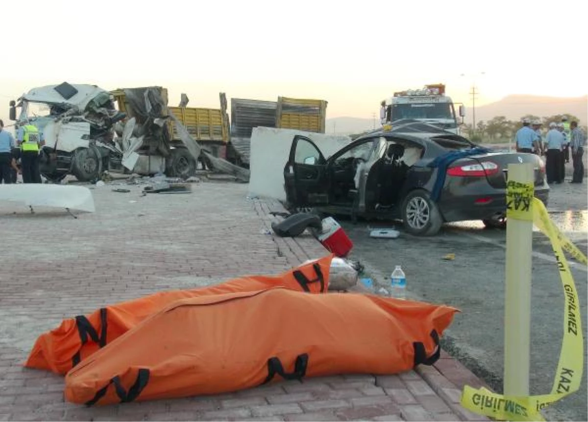 Konya\'da Otomobilin Üzerine 10 Tonluk Mermer Düştü: 2 Ölü, 3 Yaralı