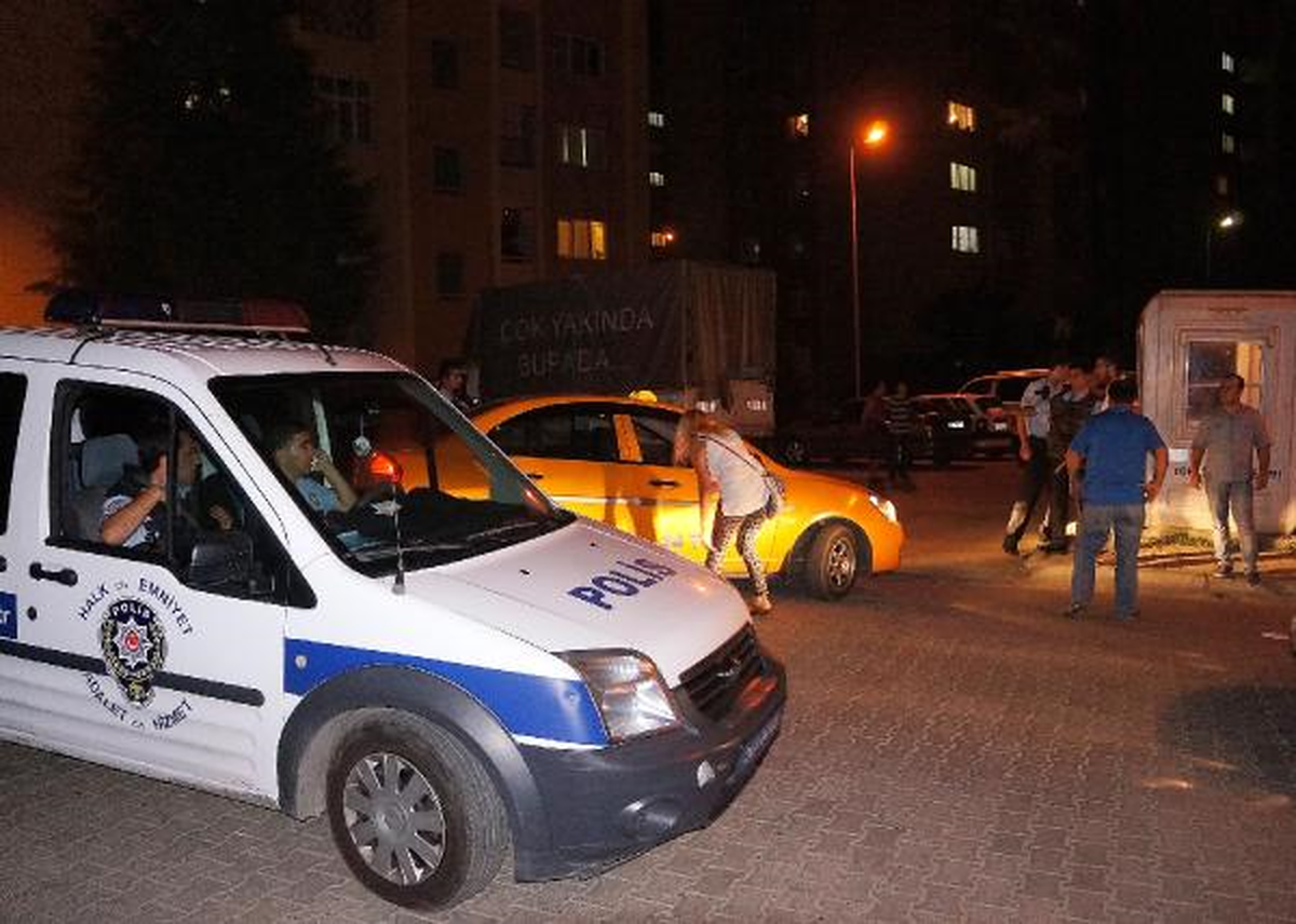 Pendik\'te Kavgayı Ayırmaya Çalışan Polis Bıçaklandı
