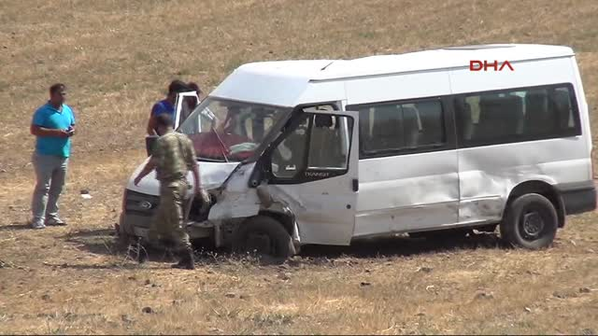 Van\'da Polisin Kovaladığı Araç Yolcu Minibüsüne Çarptı: 11 Yaralı
