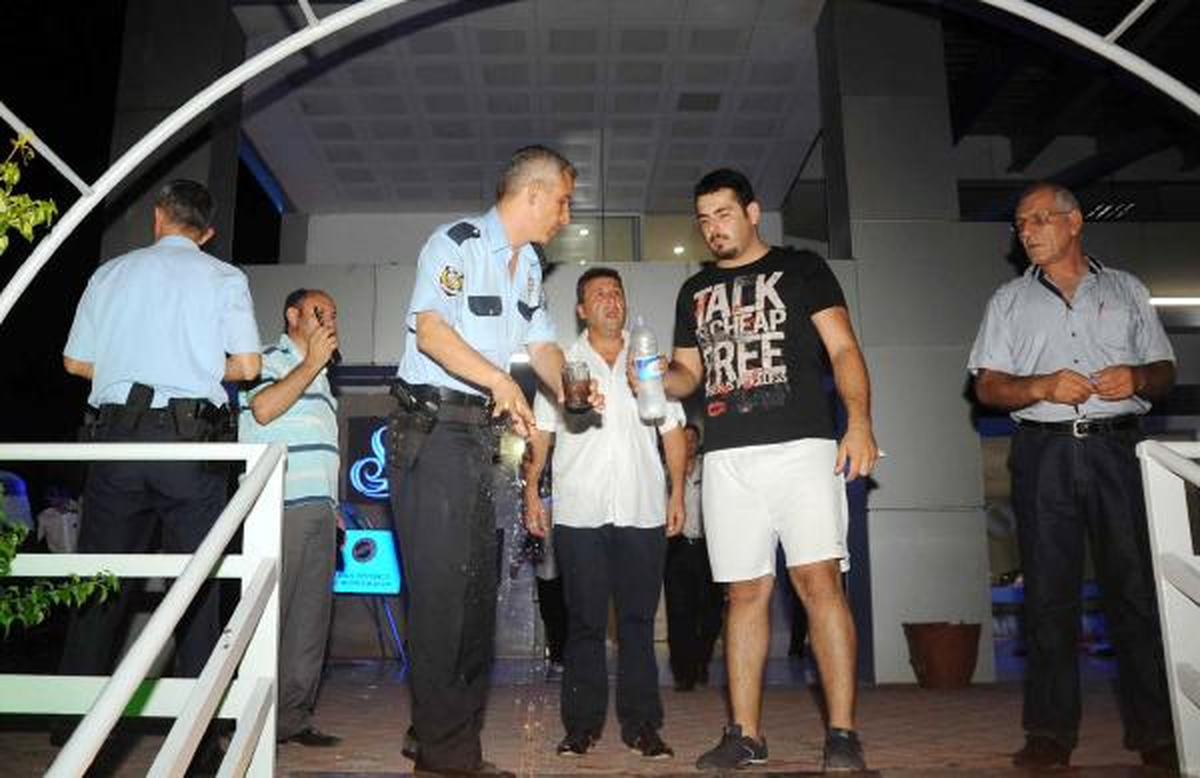 Polisler Dayak Yiyor, Lütfen Yardım Edin\' Anonsu Yaptı