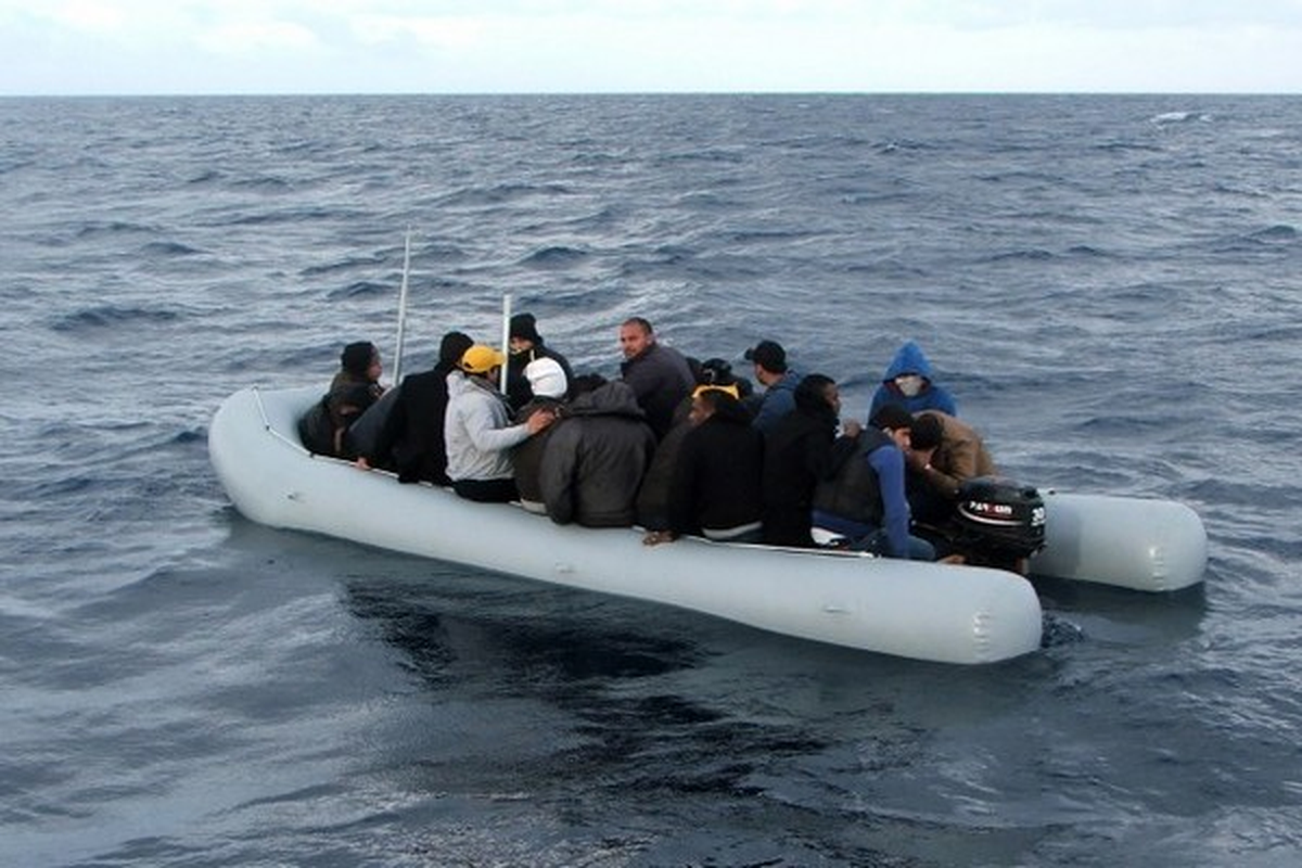 İzmir Seferihisar\'da Hava Destekli Operasyonla 47 Göçmen Yakalandı