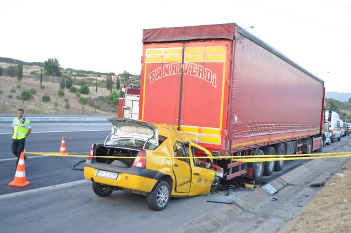 Taksi, TIR\'a Arkadan Çarptı: Sürücü Öldü