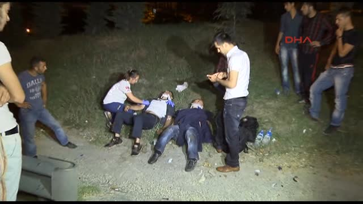 Tem\'de Seyir Halindeki Kamyonetin Lastiği Patladı: 3 Yaralı
