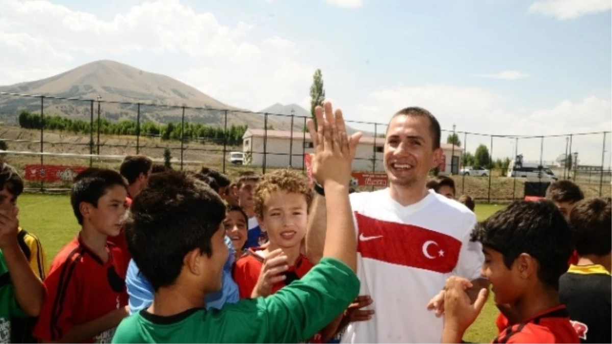 \'Futbol Köyleri Projesi\' Elçisi Emre Aşık <br> Çocuklarla Maç Yaptı