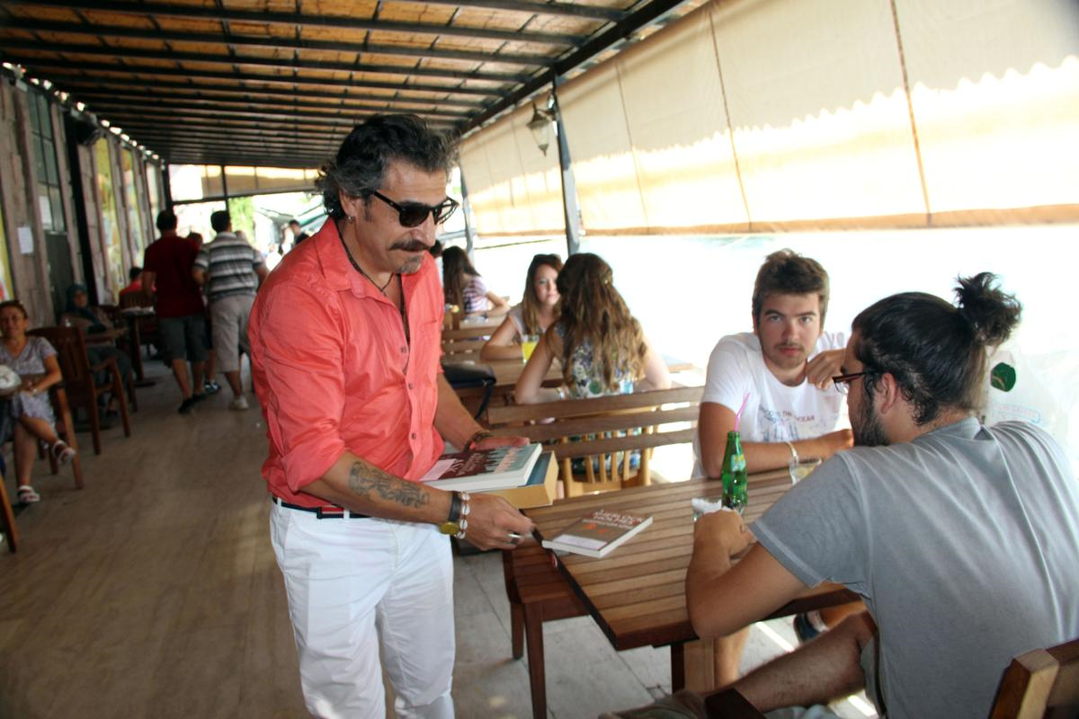 Tiyatrocu Çetin, Ayvalık\'ta Vatandaşlara Kitap Dağıtıyor