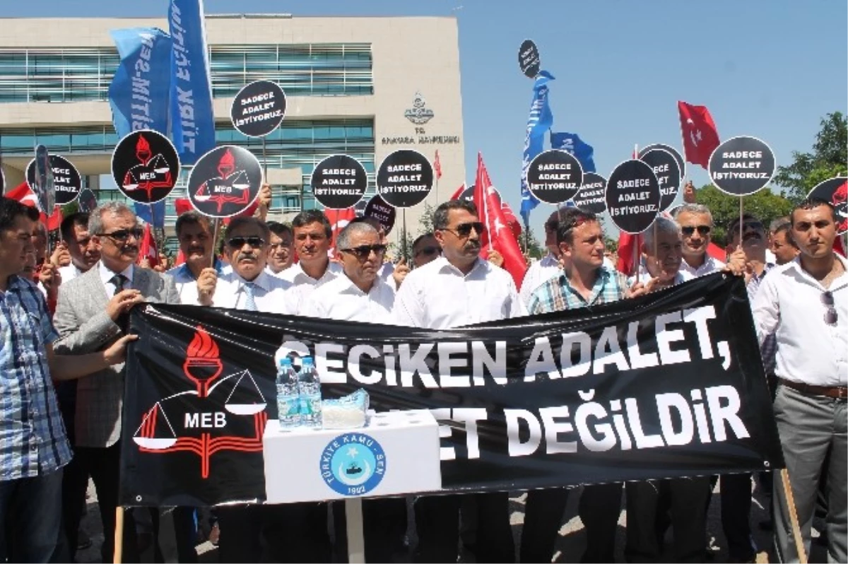 Türk Eğitim-Sen Üyeleri Anayasa Mahkemesi Önünde Eylem Yaptı