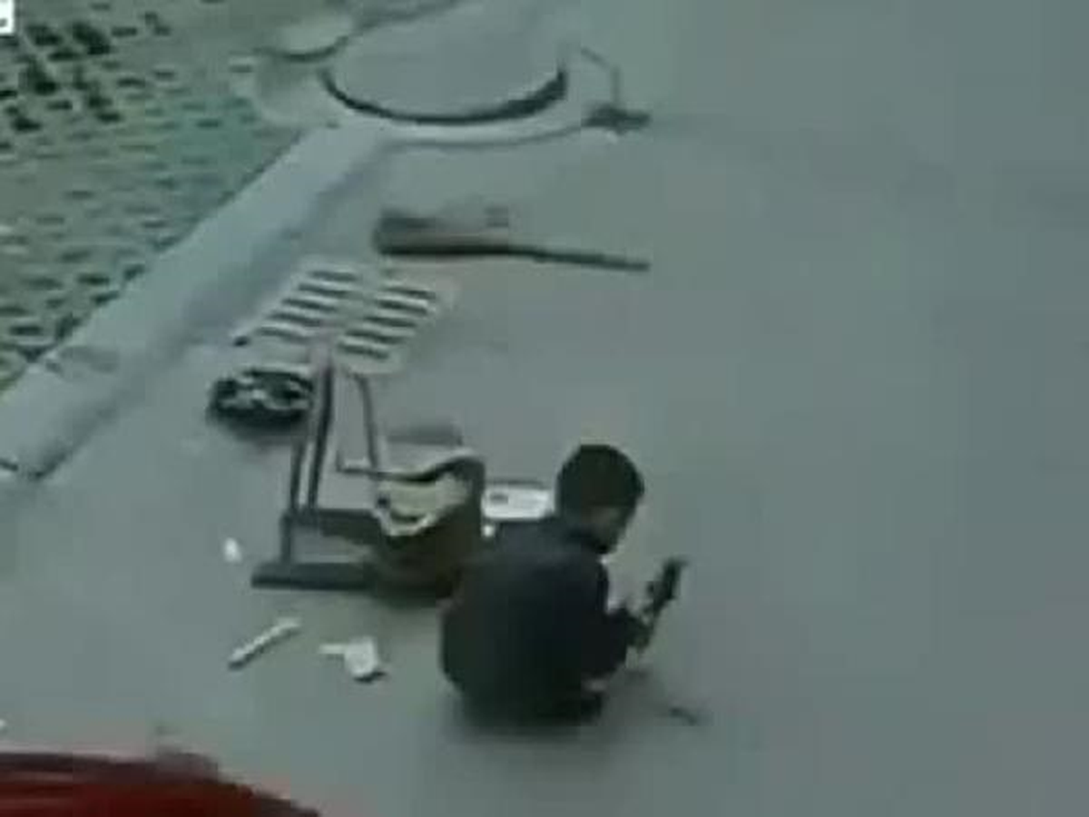 Çin\'de Üstünden Cip Geçti, Burnu Bile Kanamadı