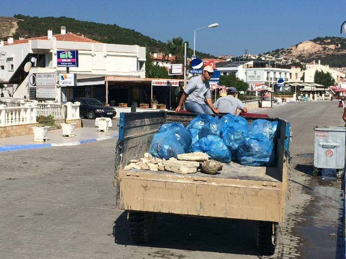 Yenifoça\'da Sahiller Pırıl Pırıl Oldu