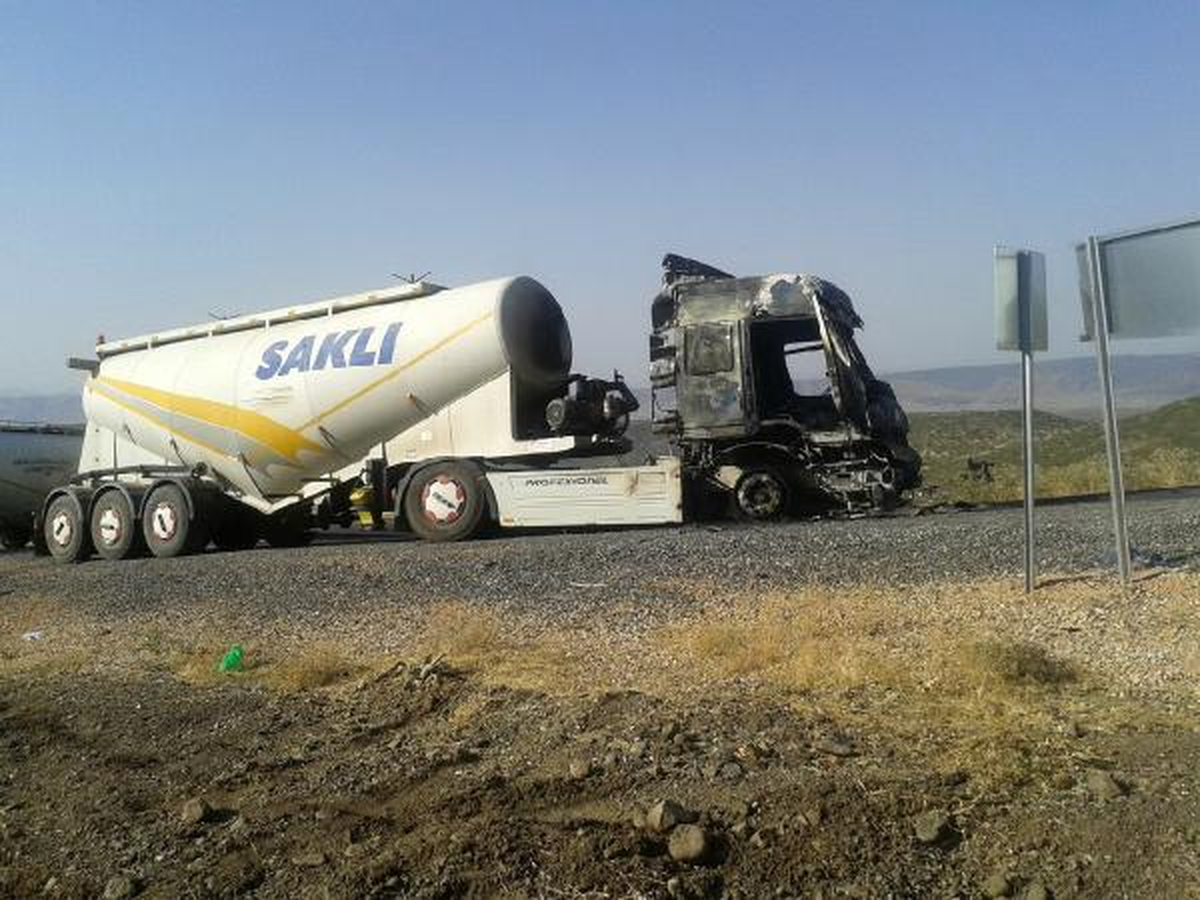 Yol Kesen PKK\'lılar 3 Kamyonu Ateşe Verdi