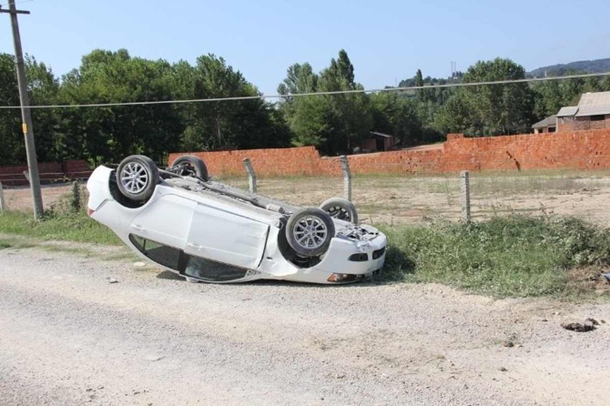 Yoldan Çıkan Otomobil Takla Attı