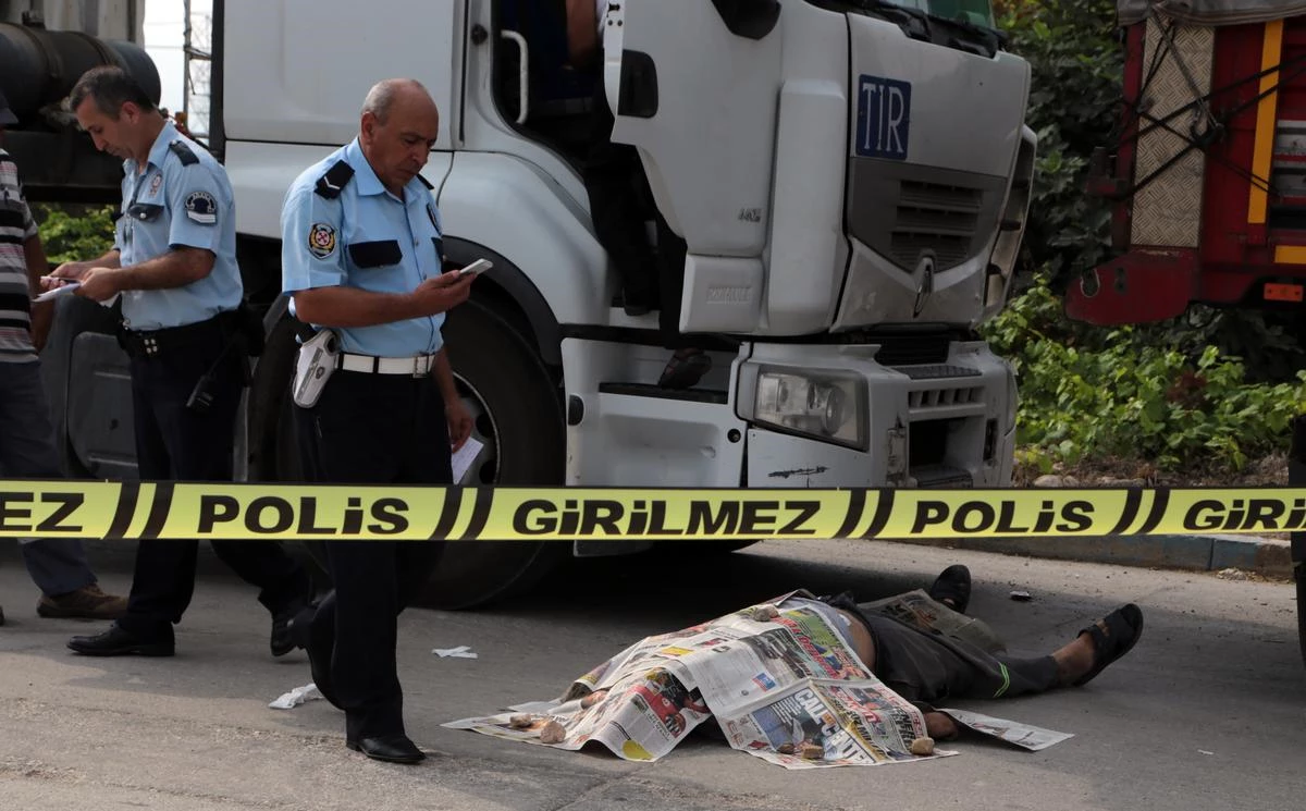 Adana\'da İki Tır Arasına Sıkışan Sürücü Öldü