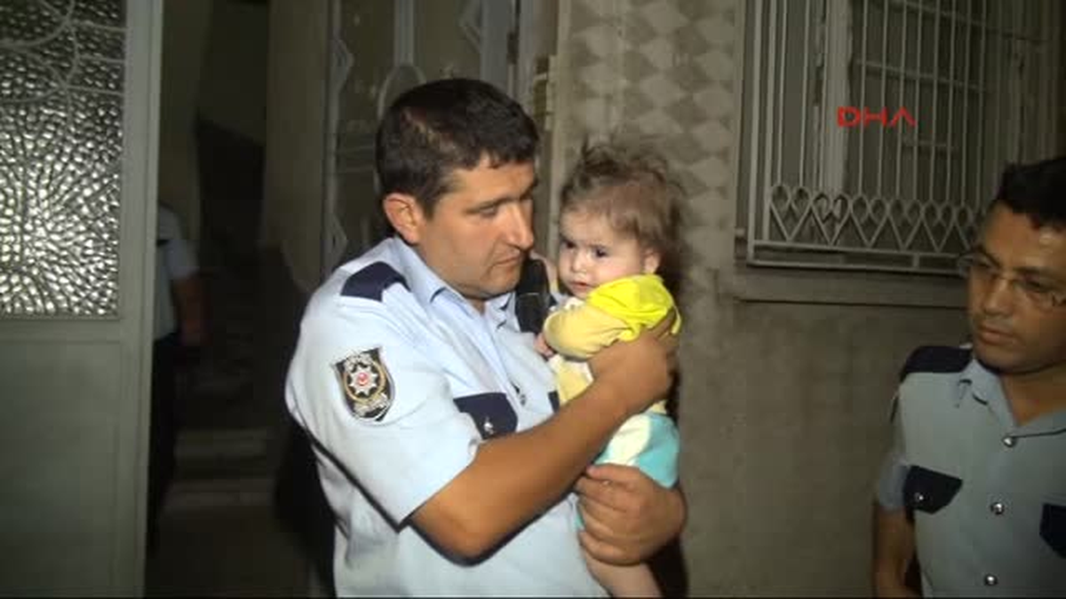 Babaları Tarafından Evde Yalnız Bırakılan 3 Çoçuğa Polis Sahip Çıktı