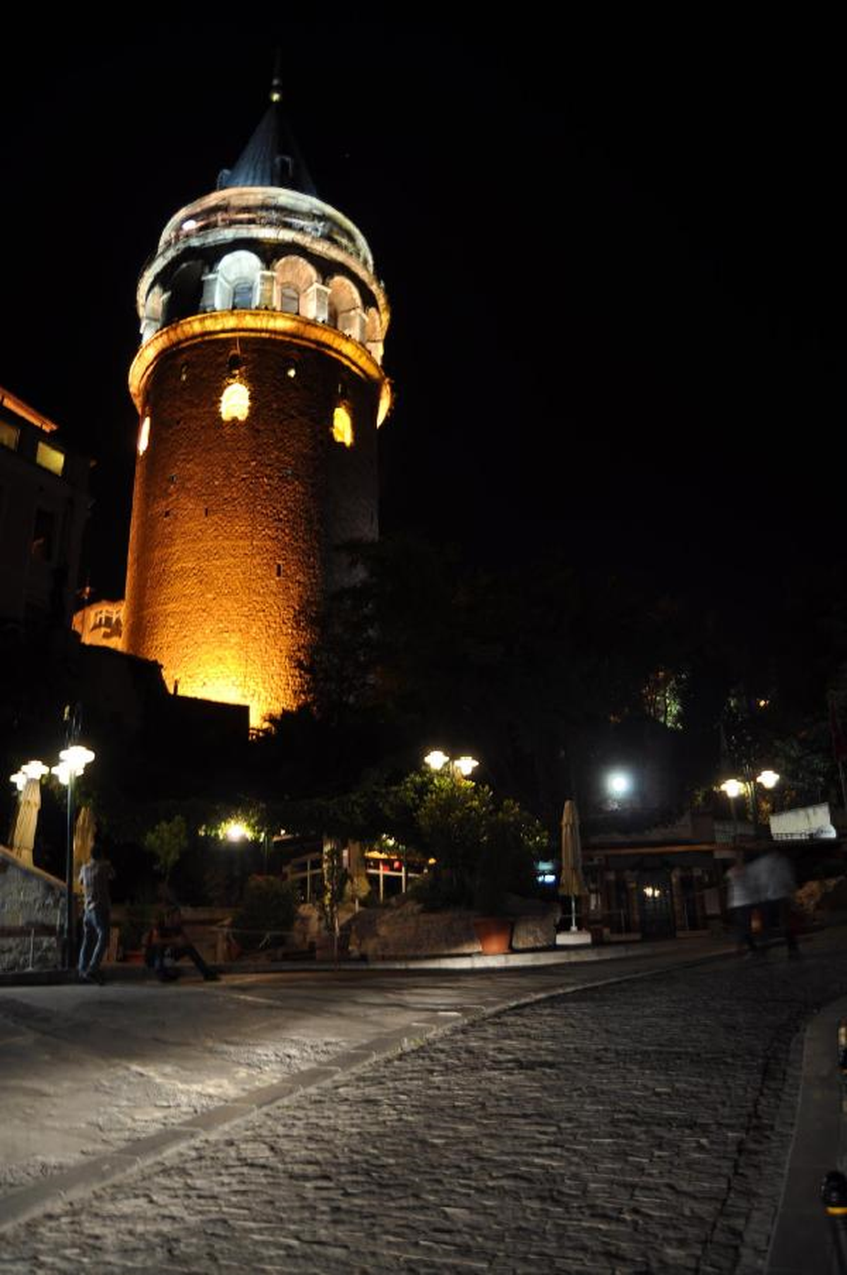 Beyoğlu\'na Yeniden Elektrik Verilmeye Başlandı