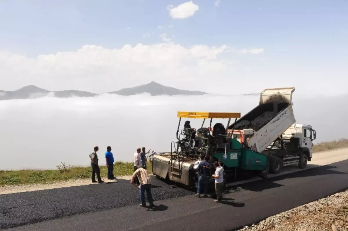 Bulutların Üzerinde Asfalt Seriyorlar