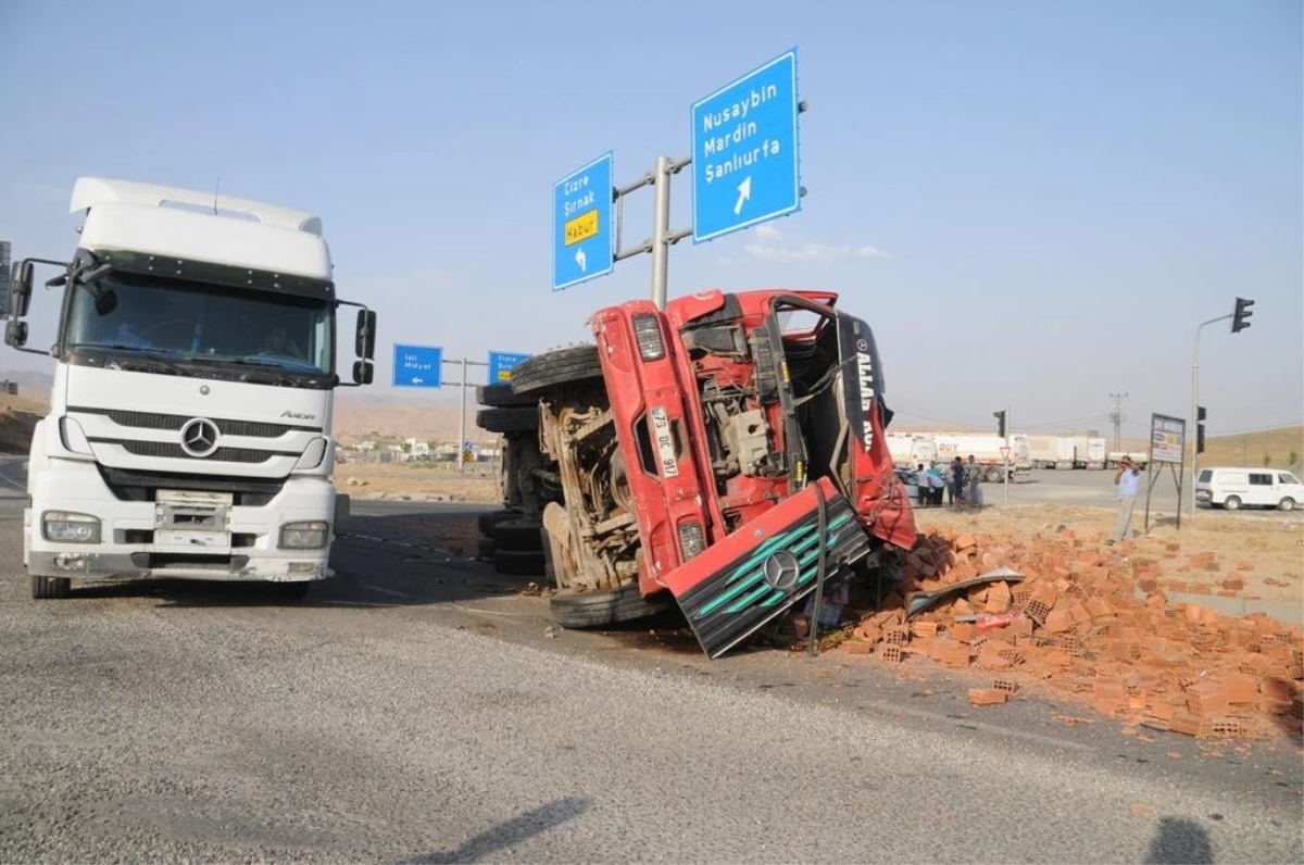 Cizre\'de Tuğla Yüklü Kamyon Devrildi, Sürücü Yaralandı