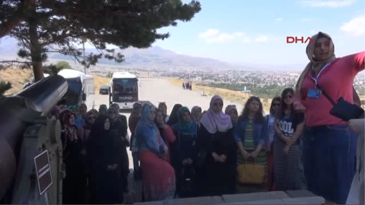 Erzurum\'a Gelen 40 Kız Öğrenci Nene Hatun\'un Mezarı Başında