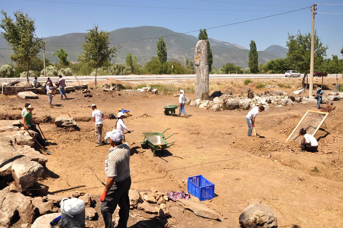 Milas Euromos\'ta 2 Bin 200 Yıllık Protokol Koltuğu Bulundu