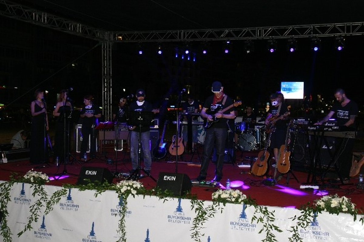 İzmir\'de, Gezi Olaylarında Hayatını Kaybedenler İçin Konser Verildi