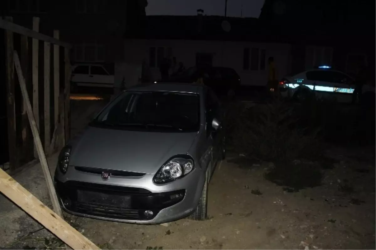 Kadın Sürücü, Bisikletli Yaşlı Adama Çarpıp, İnşaata Uçtu