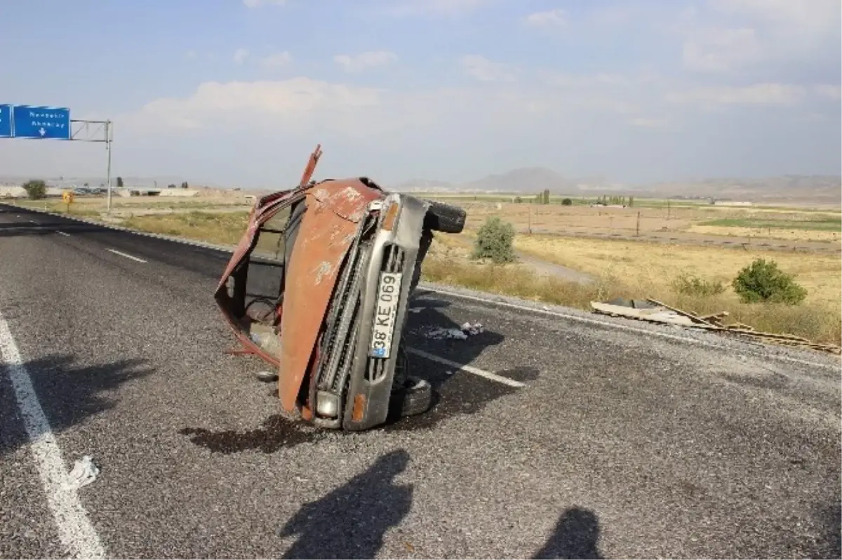 Kalas Yüklü Kamyonet Devrildi: 1 Ölü