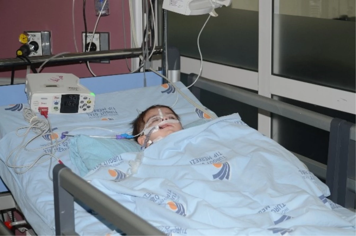 Kas Hastalığından İki Çocukları Öldü, Biri de Yaşam Savaşı Veriyor