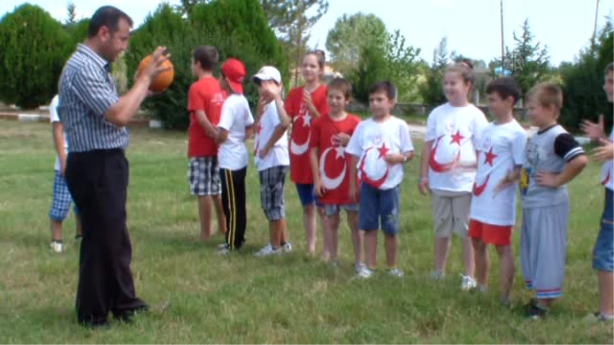 Lüleburgaz\'da Köyde Yaşayan Çocuklara Spor Eğitimi