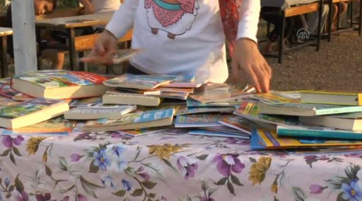 Mahallede Kitap Okuyup Topaç Çeviriyorlar