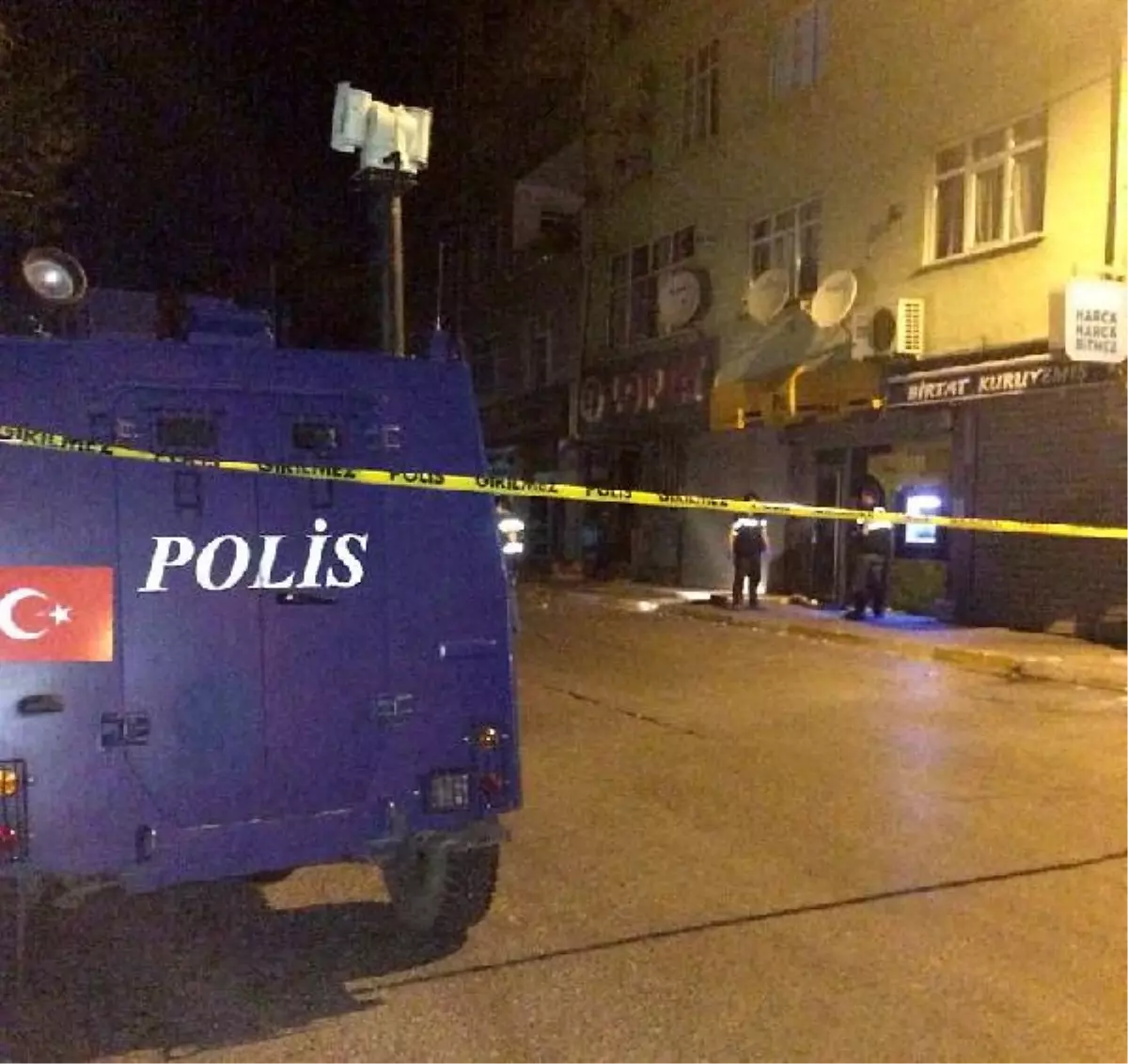 Maltepe\'de PTT Şubesine Parça Tesirli Ses Bombası Atıldı