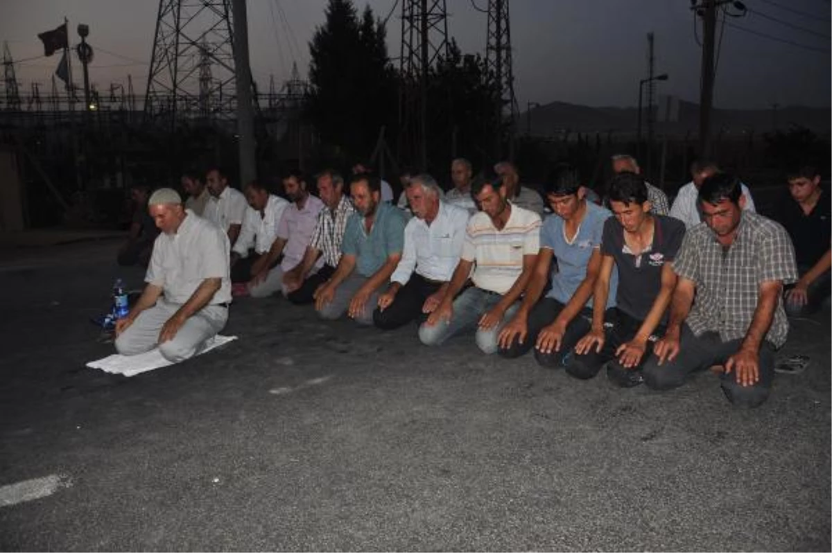 Eylemci Çiftçiler Namaz Molası Verdi