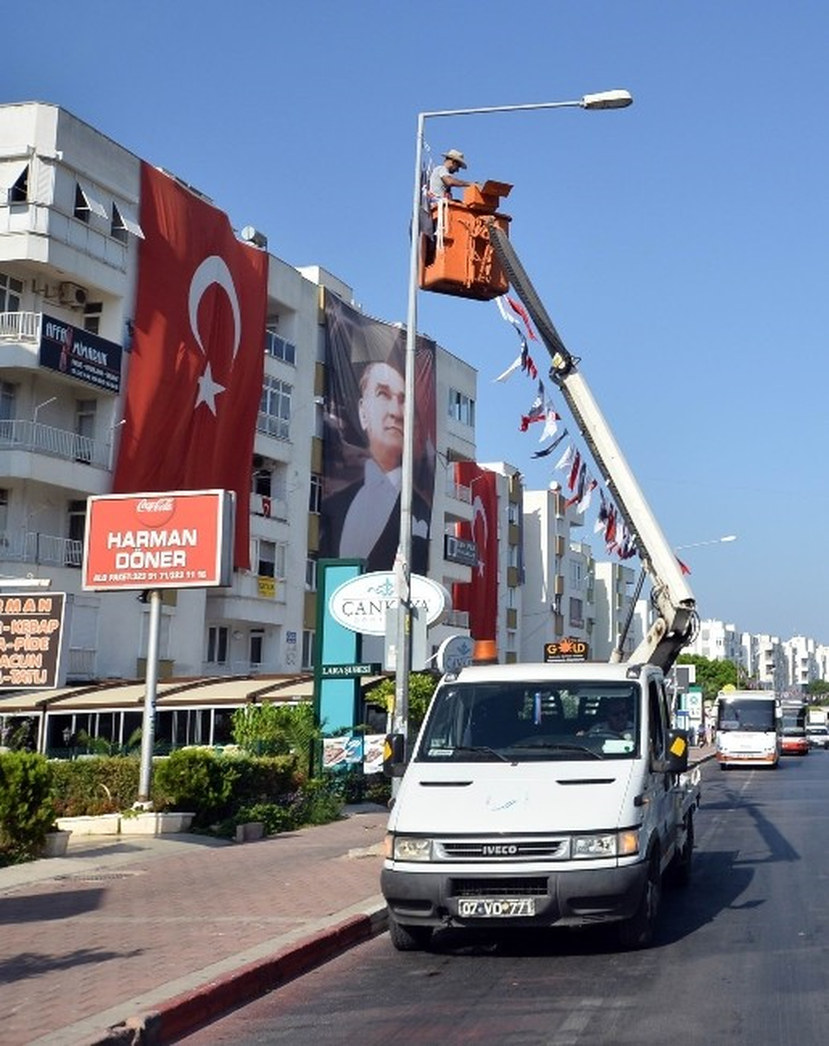 Muratpaşa Bayraklarla Süsleniyor