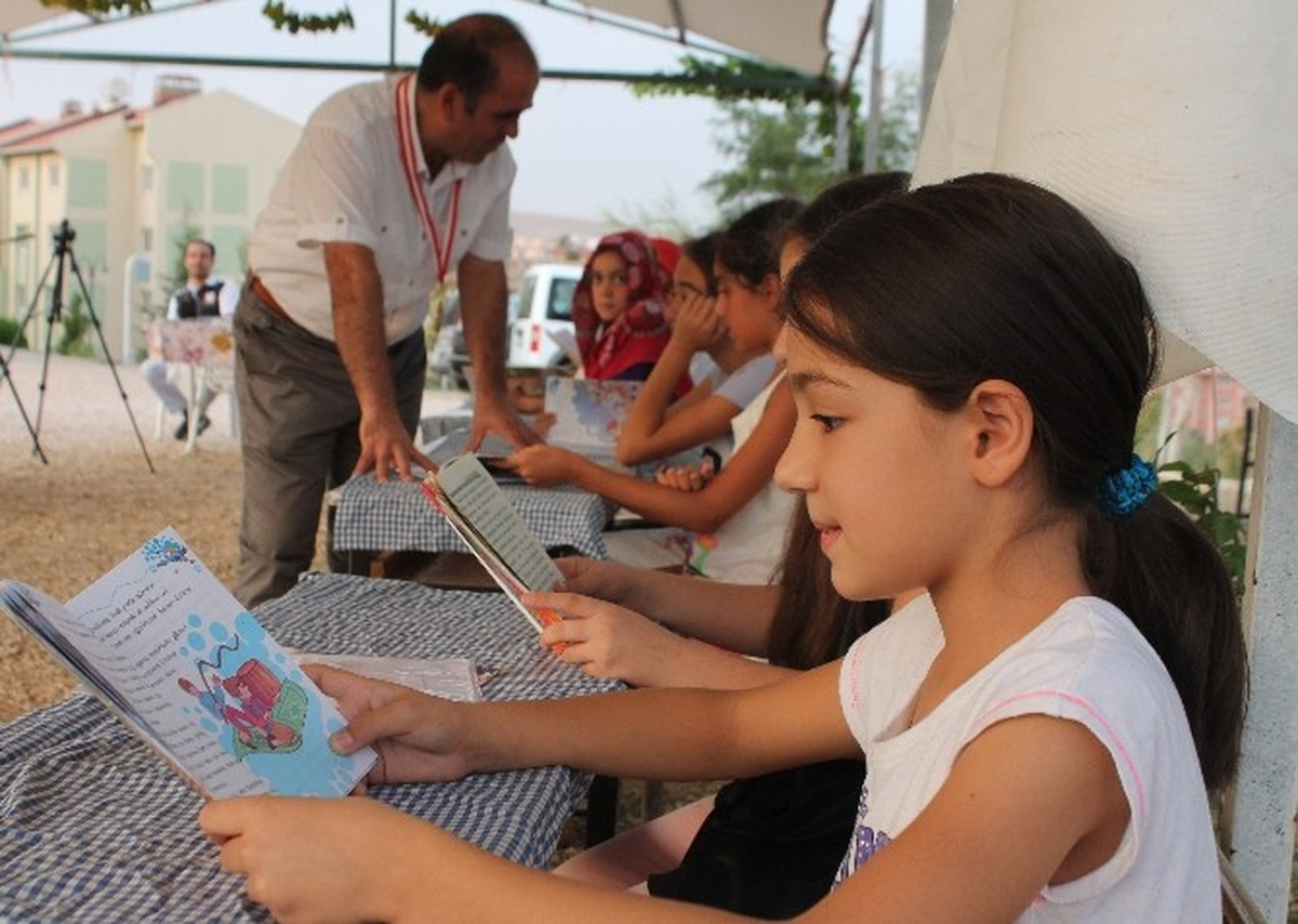 Öğretmen, Kitapla Mahalle Arkadaşlığını Yeniden Kazandırdı