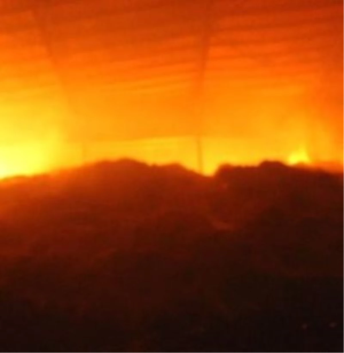 Elazığ\'da Saman Deposundaki Yangın, 20 Köyü Elektriksiz Bıraktı