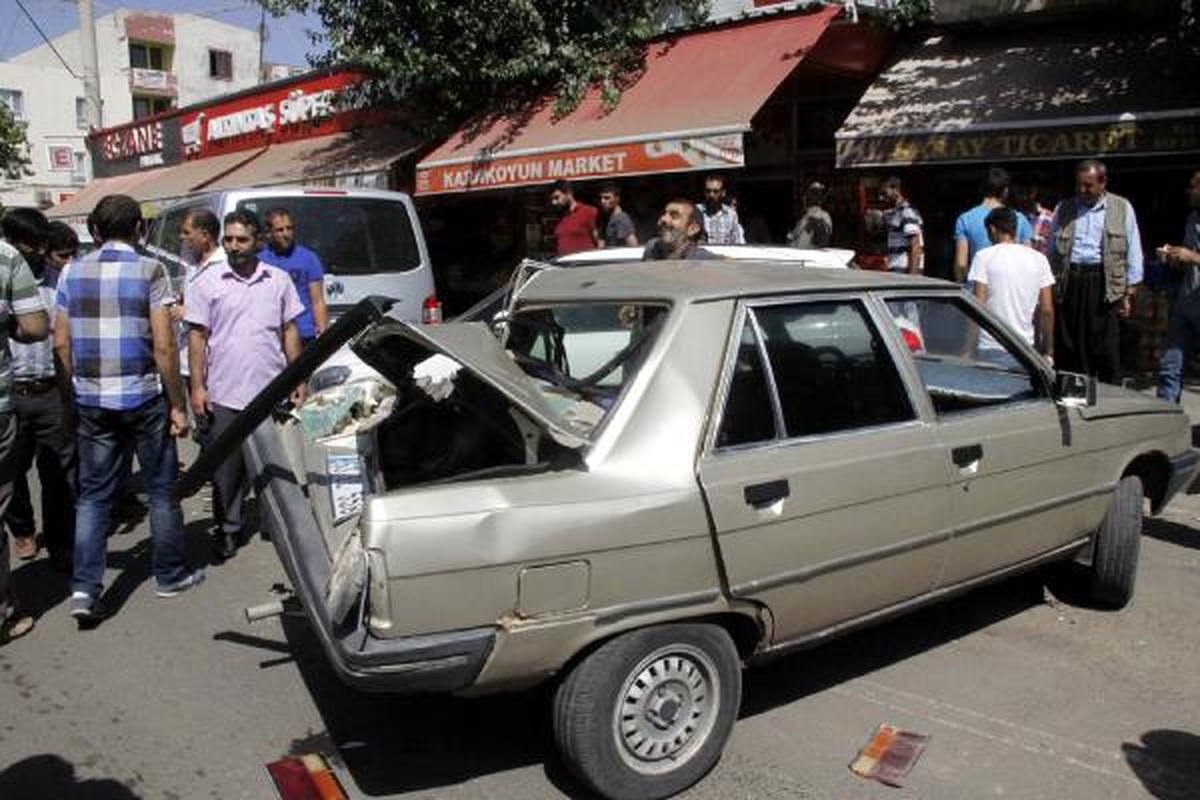 Siverek\'te Kontrolden Çıkan Tır, 3 Otomobile Çarptı