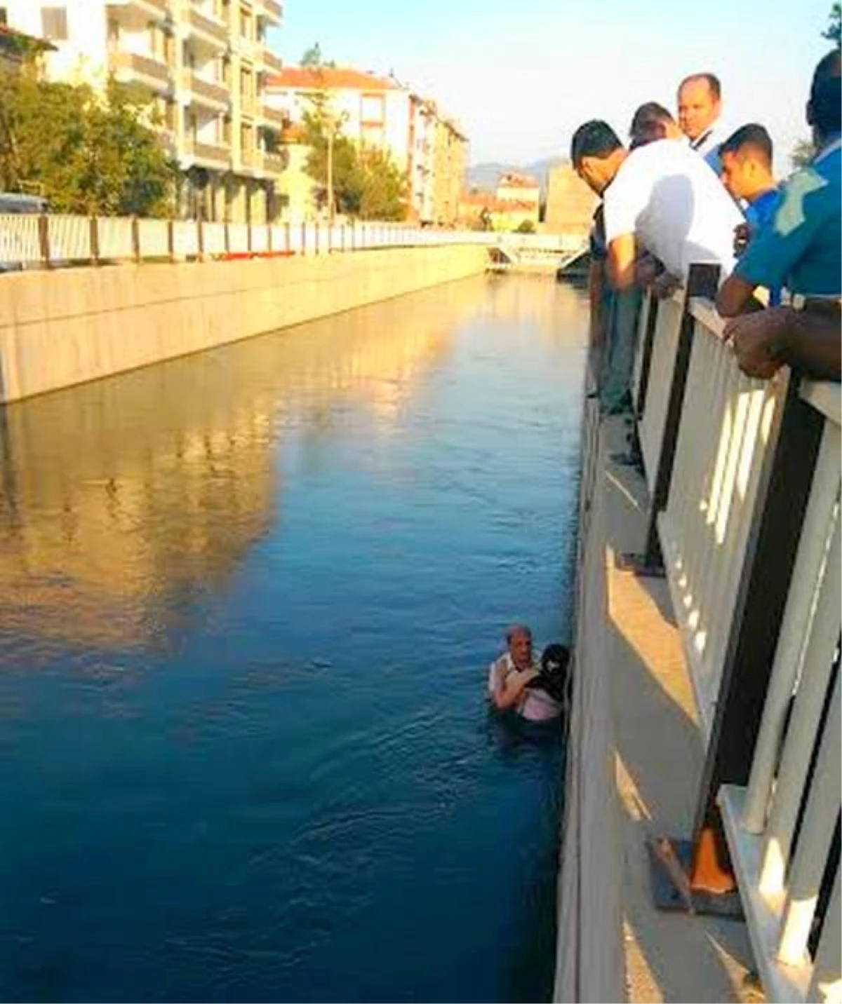 Sulama Kanalına Düşen Kız Son Anda Kurtarıldı