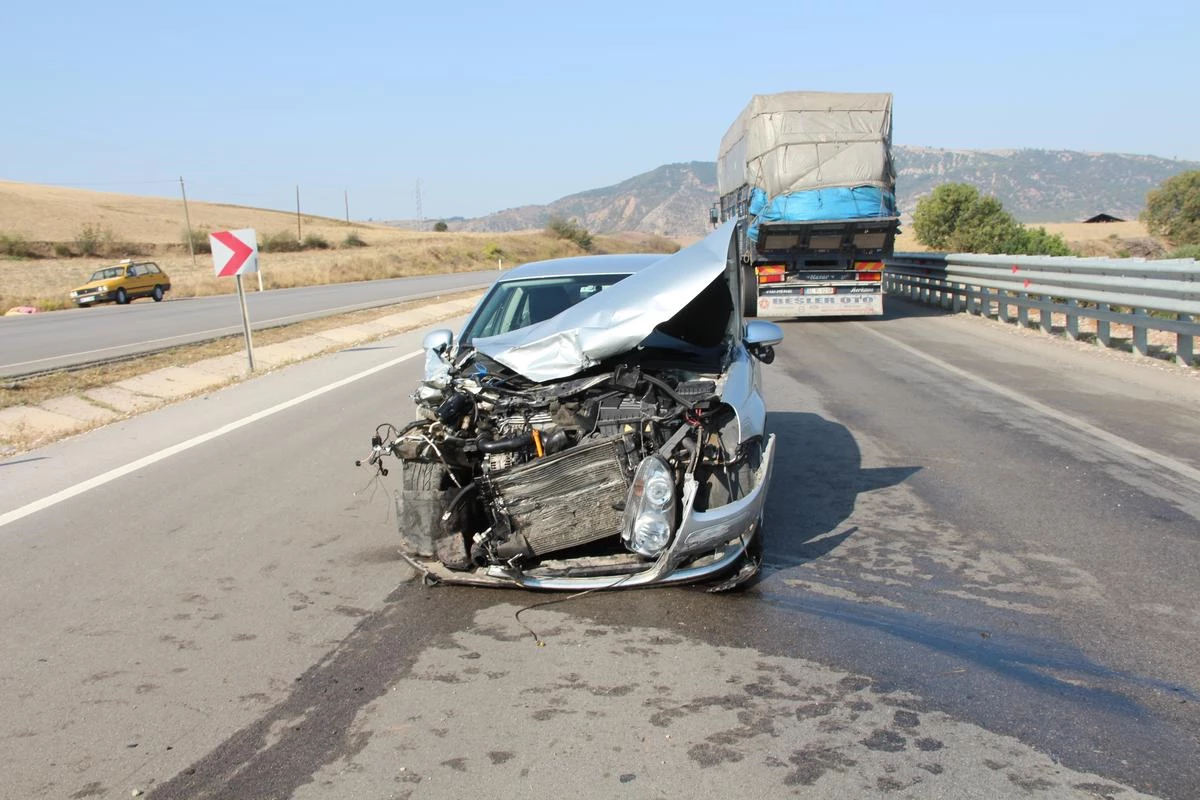Taşova\'da Trafik Kazası: 4 Yaralı