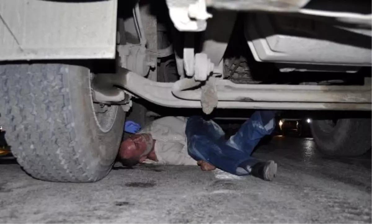 Beyoğlu\'nda Yol Kenarında Yürüyen Adam Beton Mikserinin Altında Kaldı