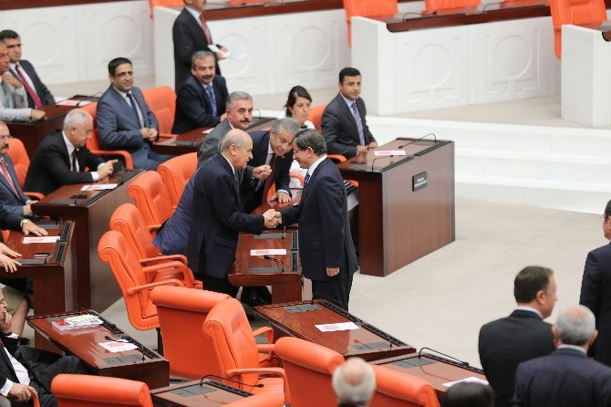 Davutoğlu, Bahçeli ve Demirtaş\'la Tokalaştı