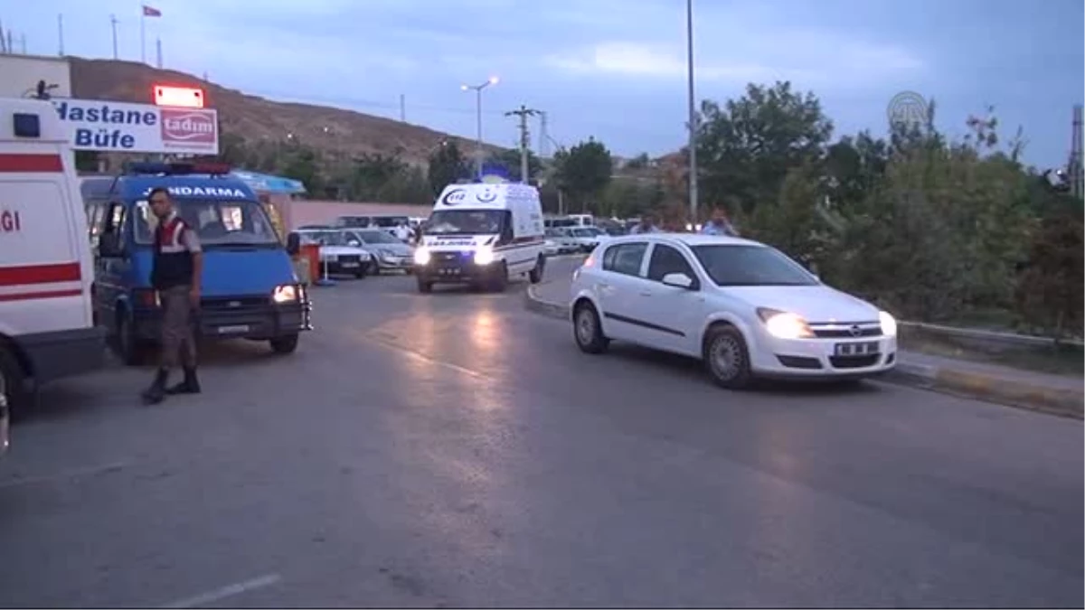 Aksaray\'da otomobille hafif ticari araç çarpıştı: 6 yaralı