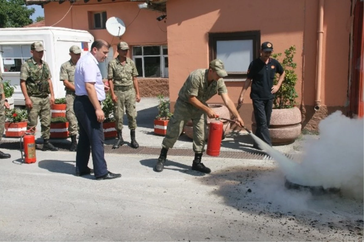 Askerlere Uygulamalı Yangın Eğitimi