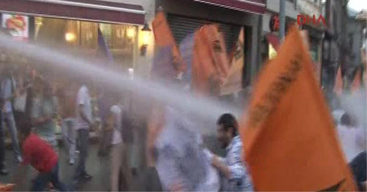 Beyoğlu\'nda İzinsiz Gösteriye Polis Müdahale Etti