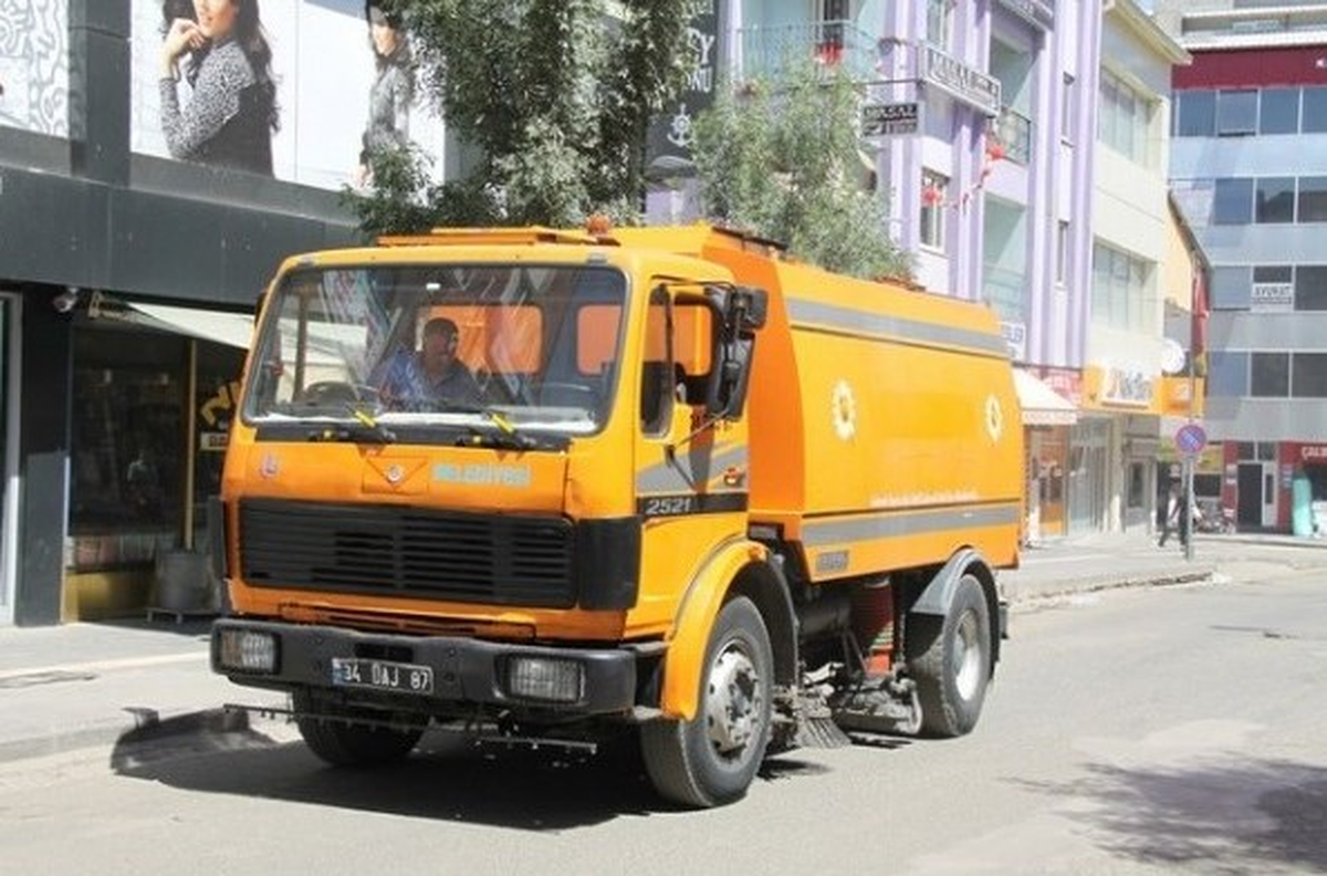 Bingöl Belediyesine Yol Süpürme Aracı