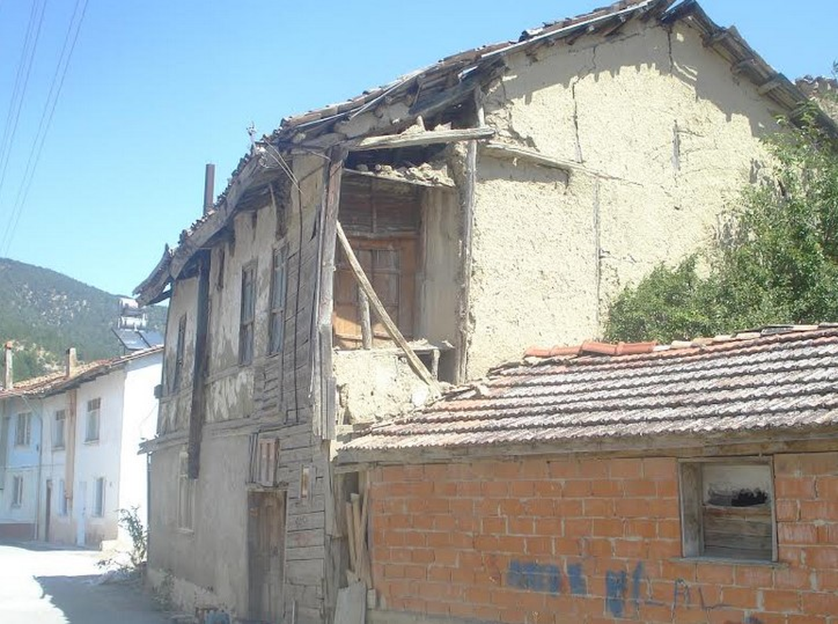 Çatıdaki Kiremitler Tehlike Arz Ediyor