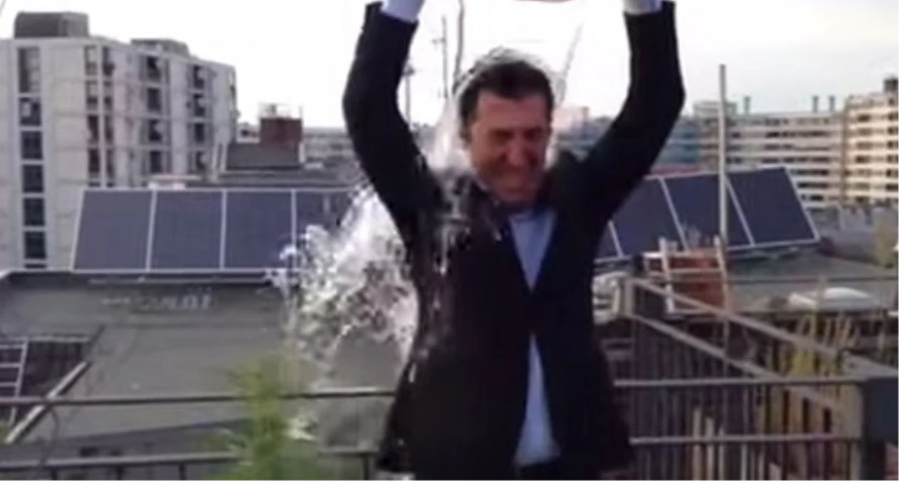 Cem Özdemir, Ice Bucket Challenge Yaperken Hint Keneviri Göründü