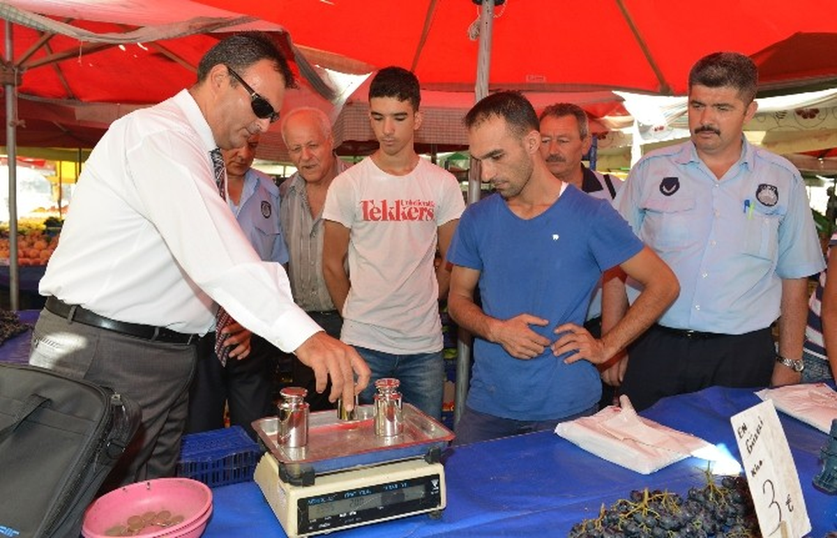 Çiğli\'de Zabıtadan Pazaryeri Denetimi