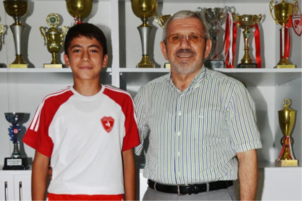 Denizli Büyükşehir Belediyesporlu Genç Oyuncu Futbol Köyü\'ne Davet Edildi