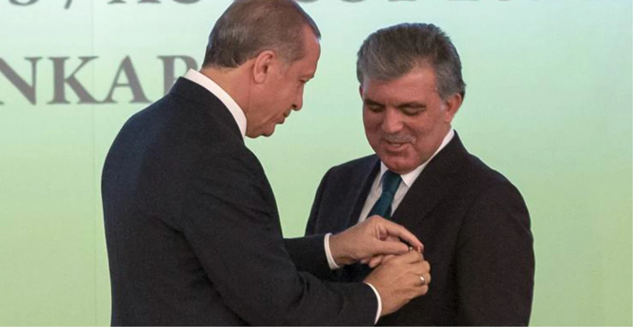 Erdoğan, Gül\'e Madalya Takarken Zorlandı