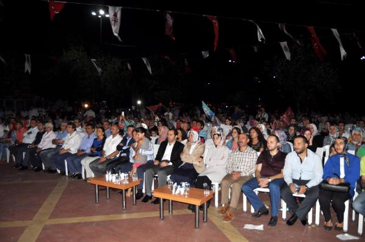Erdoğan\'ın Cumhurbaşkanı Olmasını Havai Fişeklerle Kutladılar