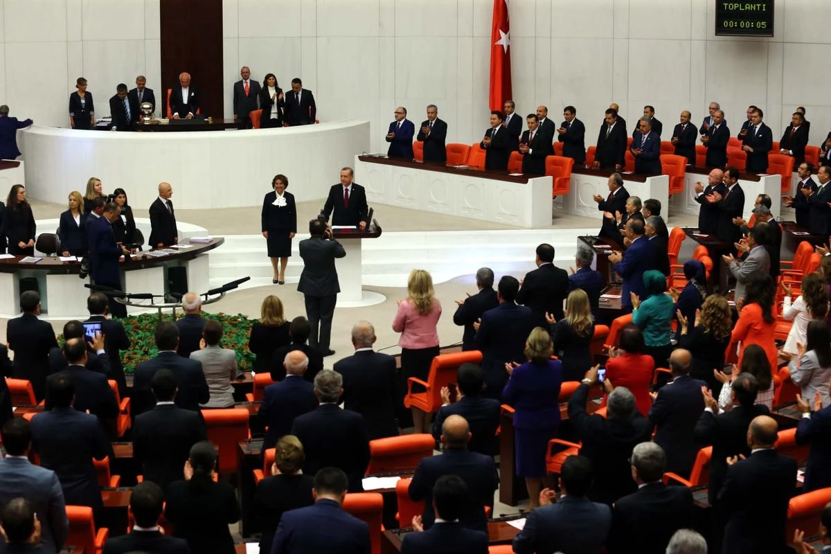 Erdoğan Yemin Ederken MHP\'li Akçay, Ayağa Kalkmadı