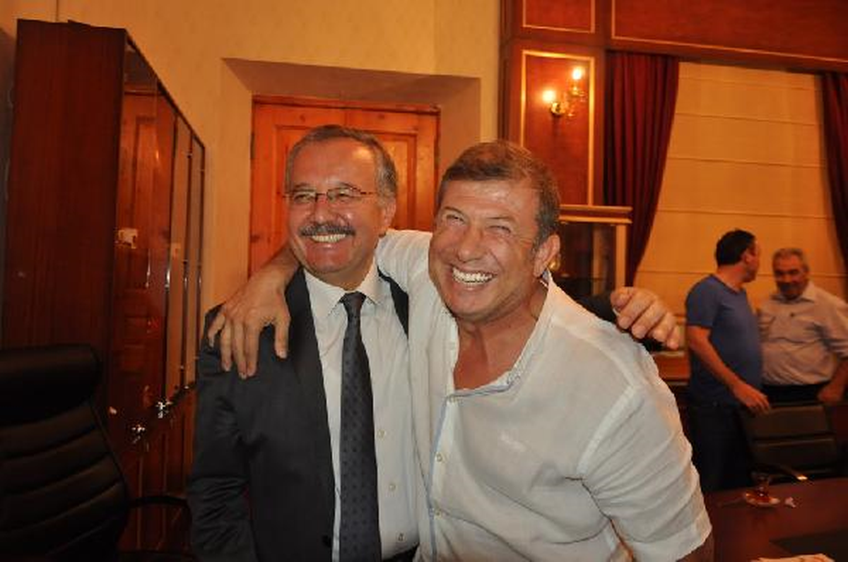 Eski Futbolcu Tanju, Top Dağıtımında Çocukları Korudu